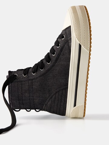 Bershka Hög sneaker i svart