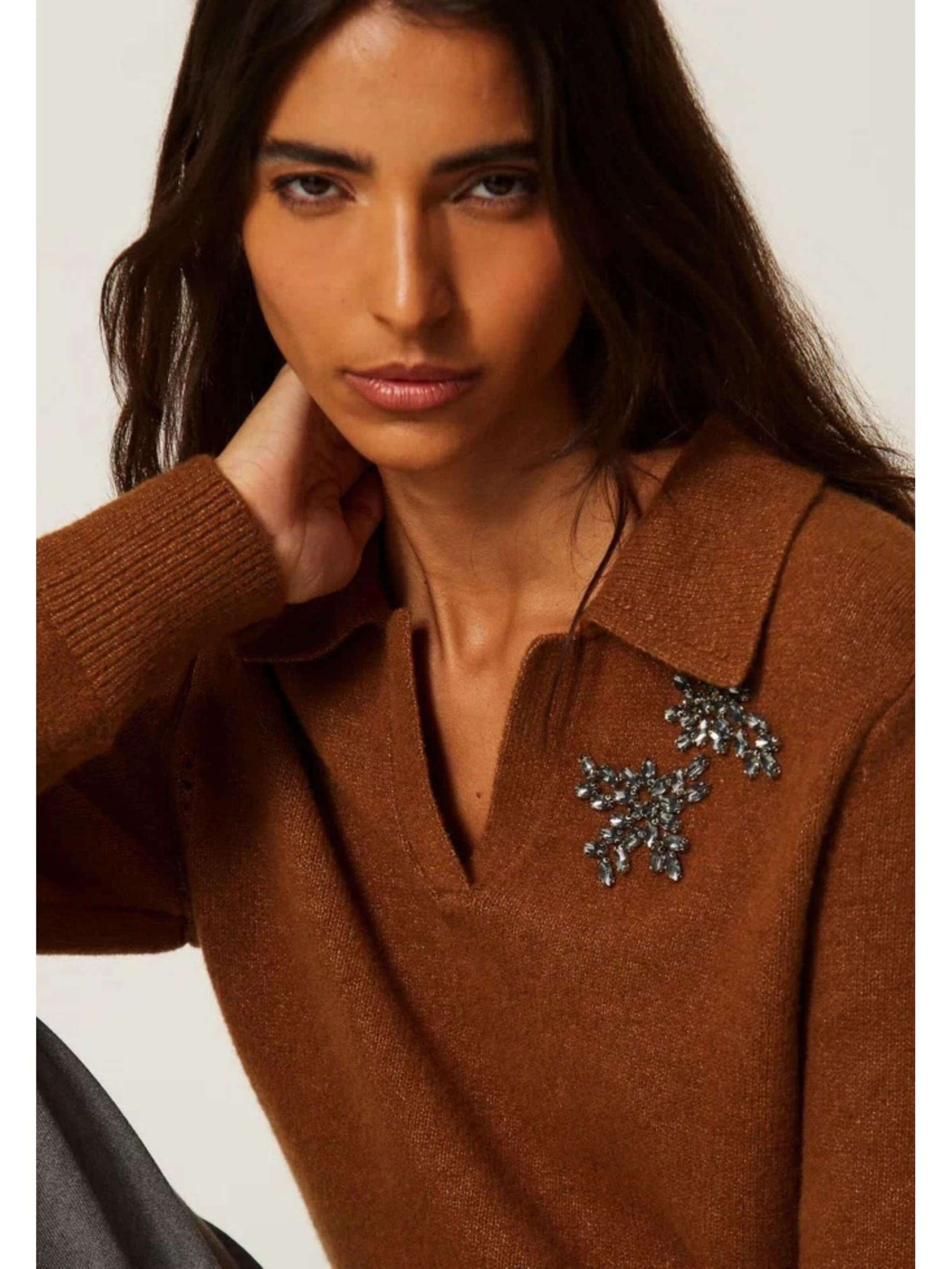 Twinset Trui 'Polo Shirt with Cabochon Embroidery' in Bruin