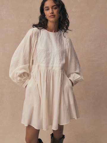 Next Jurk in Beige: voorkant