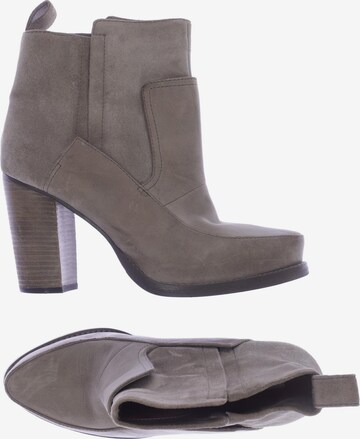 & Other Stories Dress Boots in 41 in Grey: front