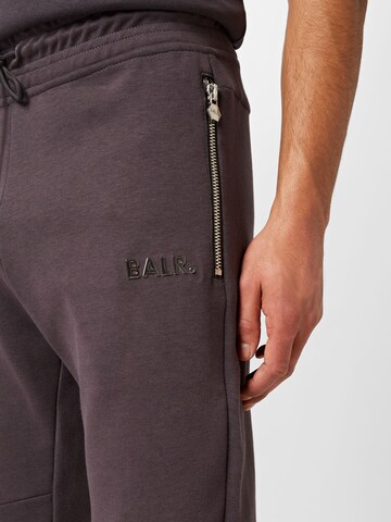 Tapered Pantaloni de la BALR. pe gri