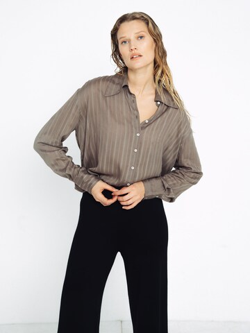 ABOUT YOU x Toni Garrn Blouse in Bruin: voorkant