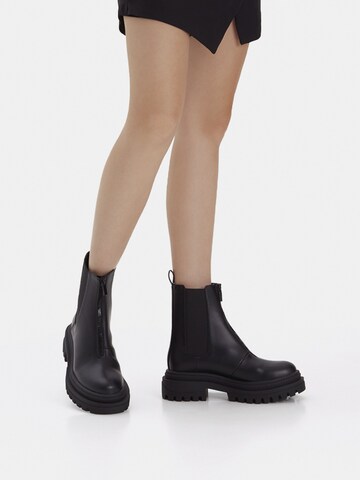 Bershka Chelsea boots in Black: front