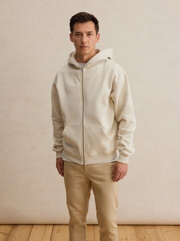 DAN FOX APPAREL Суичъри с качулка 'Fabian' в бяло: отпред