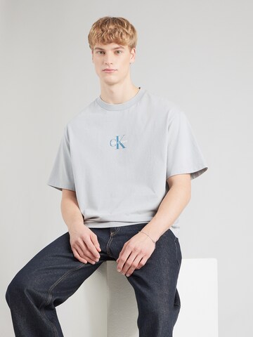 Calvin Klein Jeans Póló '90S' - szürke: elől