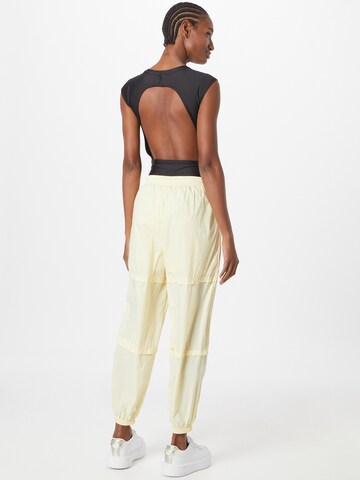 PUMA - Tapered Pantalón 'Crystal Galaxy' en amarillo