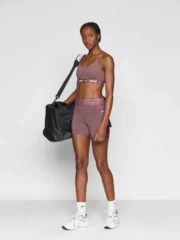 NIKE Skinny Sportshorts in Lila