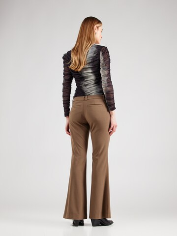 Flared Pantaloni 'Sarabi' di WEEKDAY in verde