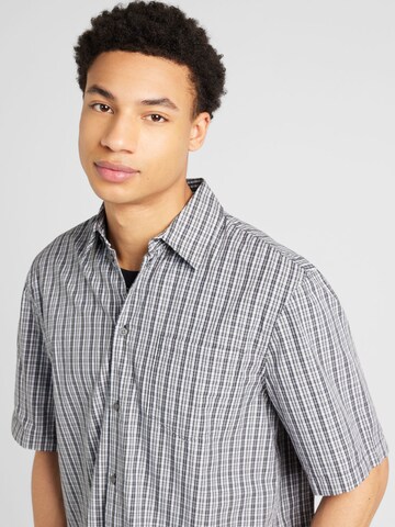 WEEKDAY Comfort fit Button Up Shirt 'Tom' in Black