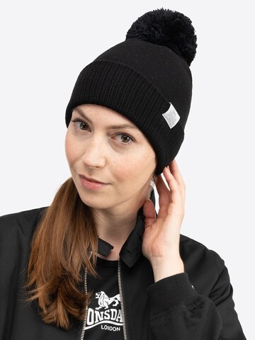 LONSDALE Шапка 'EMBSAY' в Черный: спереди