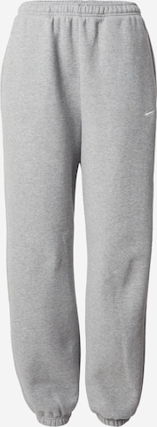 Nike Sportswear Tapered Housut 'Studio Fleece' värissä harmaa: etupuoli