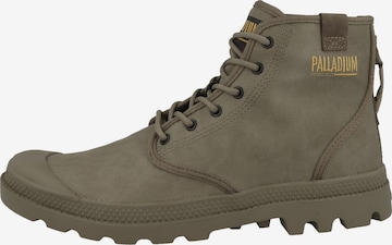 Boots 'Pampa Hi Coated' di Palladium in verde: frontale