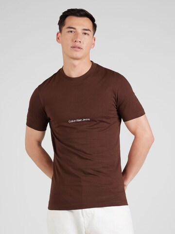 Calvin Klein Jeans T-shirt i brun: framsida