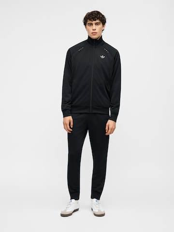 ADIDAS ORIGINALS Костюм для бега 'TECH ESS' в Черный: спереди