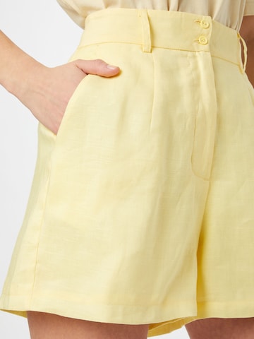 GLAMOROUS - regular Pantalón en amarillo