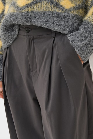 CULTURE Loose fit Pleat-Front Pants in Grey