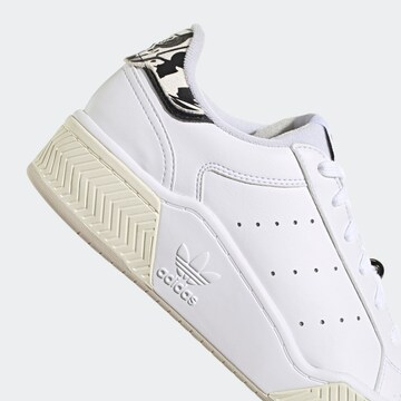 ADIDAS ORIGINALS Sneakers low 'Court Tourino Bold' i hvit