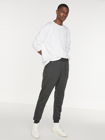 Tapered Pantaloni de la Trendyol pe gri