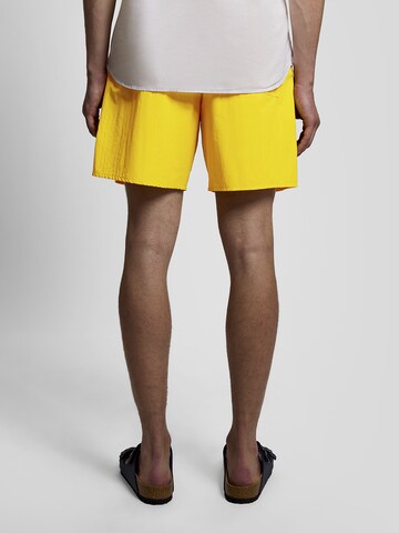 Lyle & Scott Loosefit Zwemshorts in Geel