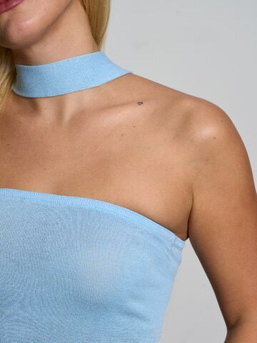 florence by mills exclusive for ABOUT YOU Broderad topp 'Coriander' i blå
