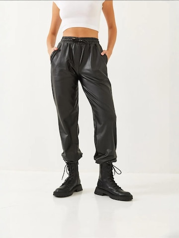 Effilé Pantalon Bianco Lucci en noir : devant