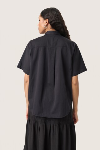 SOAKED IN LUXURY Blouse in Zwart