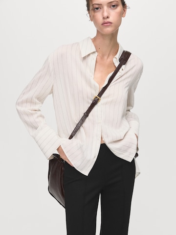 Evazați Pantaloni 'DELFI' de la MANGO pe negru