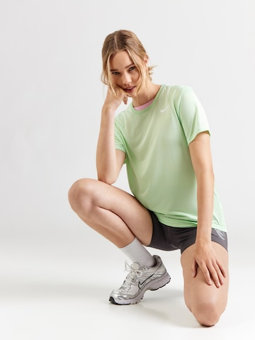 Tricou funcțional de la NIKE pe verde