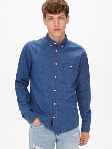 Coupe regular Chemise 'Chambray' Only & Sons en bleu