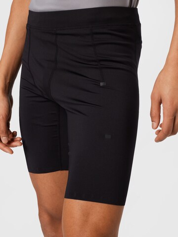 4F Skinny Sportshorts in Schwarz