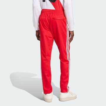ADIDAS ORIGINALS - Slimfit Pantalón 'Peru' en rojo