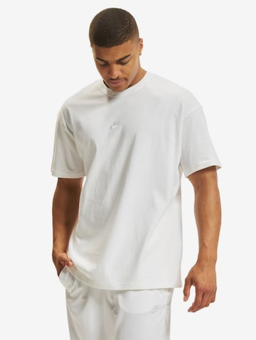 Nike Sportswear - Camisa 'Essential' em branco: frente