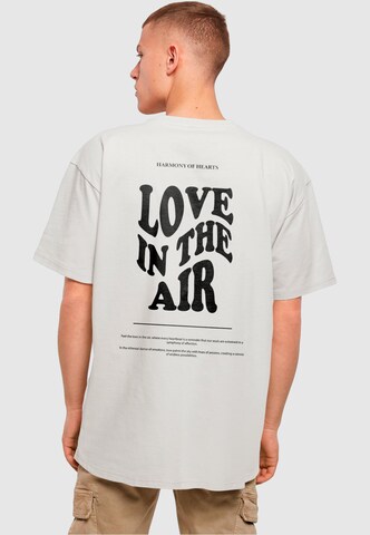 T-Shirt 'Love In The Air' Merchcode en gris