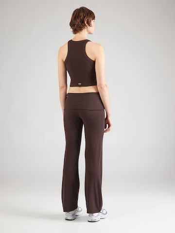 Evazați Pantaloni sport 'Ease' de la Aim'n pe maro
