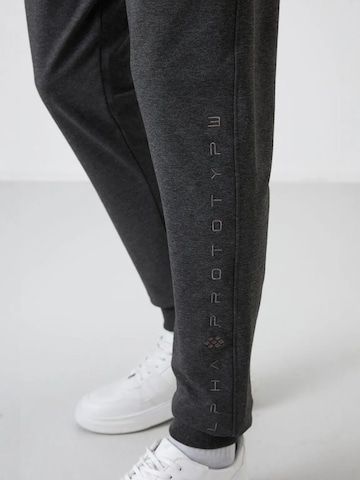 Tommy Life - Tapered Calças de desporto em cinzento