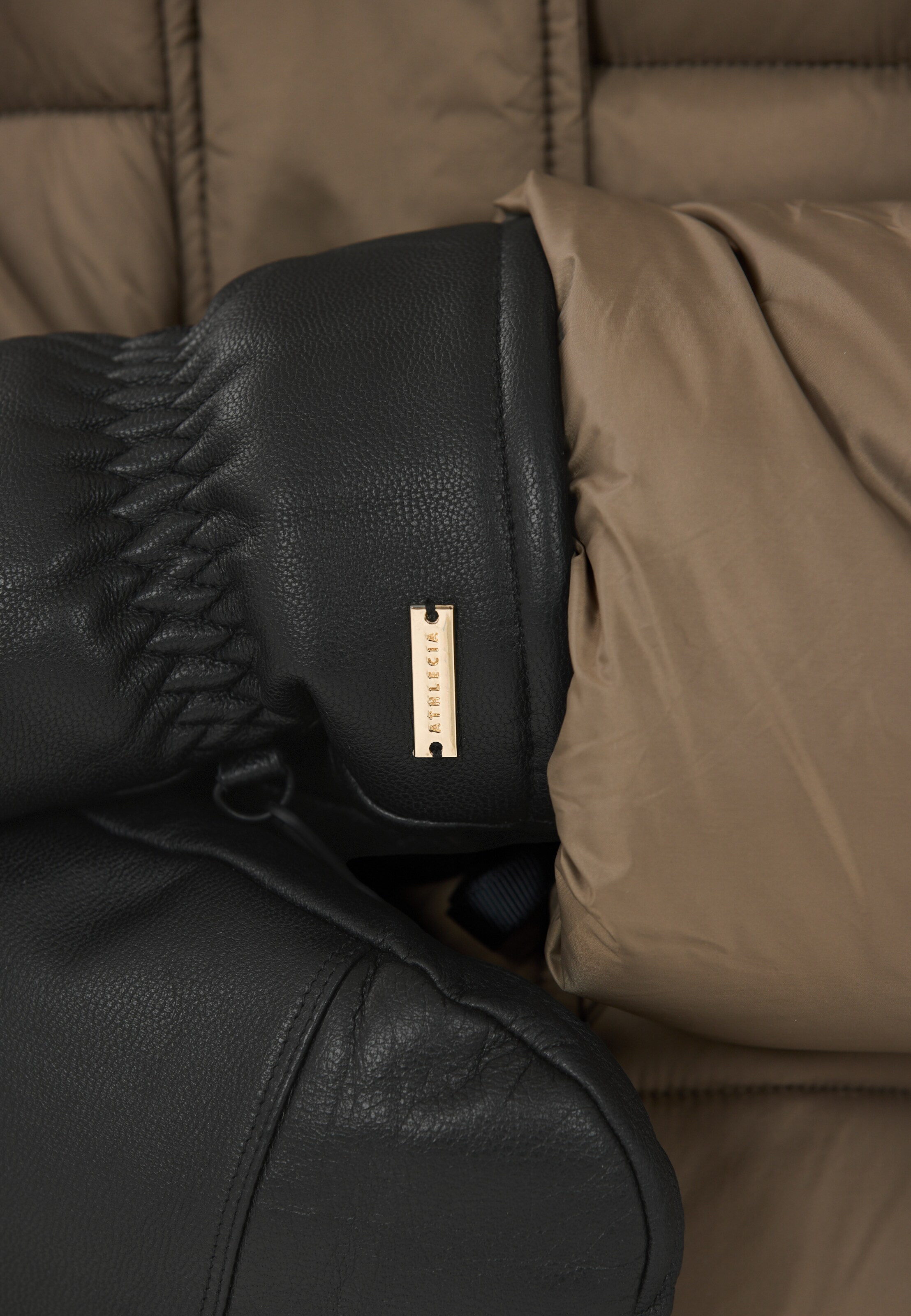 Athlecia Athletic Gloves in Black