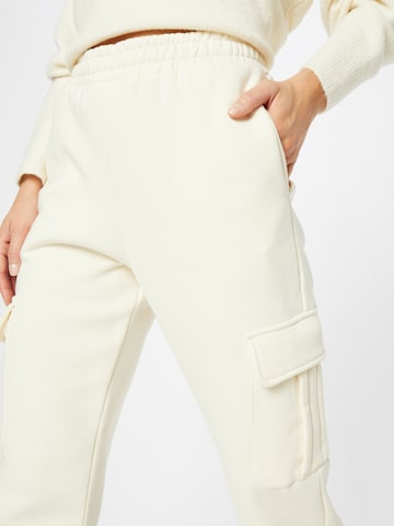 Effilé Pantalon cargo Urban Classics en beige