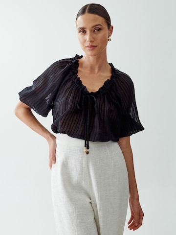 The Fated Blouse 'AMIRA' in Zwart: voorkant