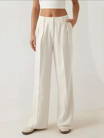 Hiccup Pleated Pants in Beige: front