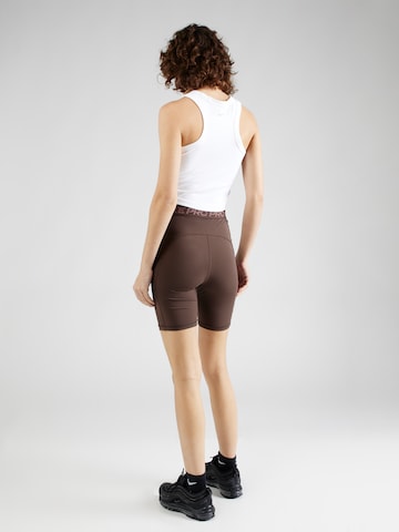 Skinny Pantaloni sportivi 'Pro 365' di NIKE in marrone