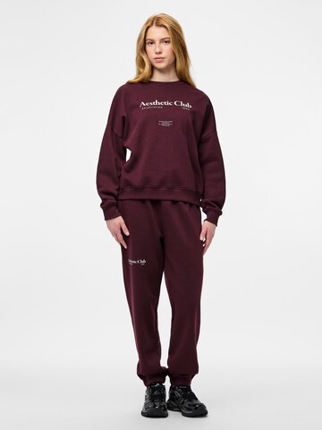 Sweat-shirt 'PCRISSO' PIECES en rouge