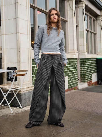 Bershka Baggy Veckad byxa i grå