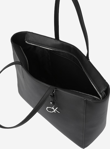 Calvin Klein Shopper in Schwarz