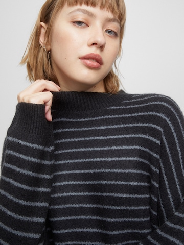 Pulover de la Pull&Bear pe negru