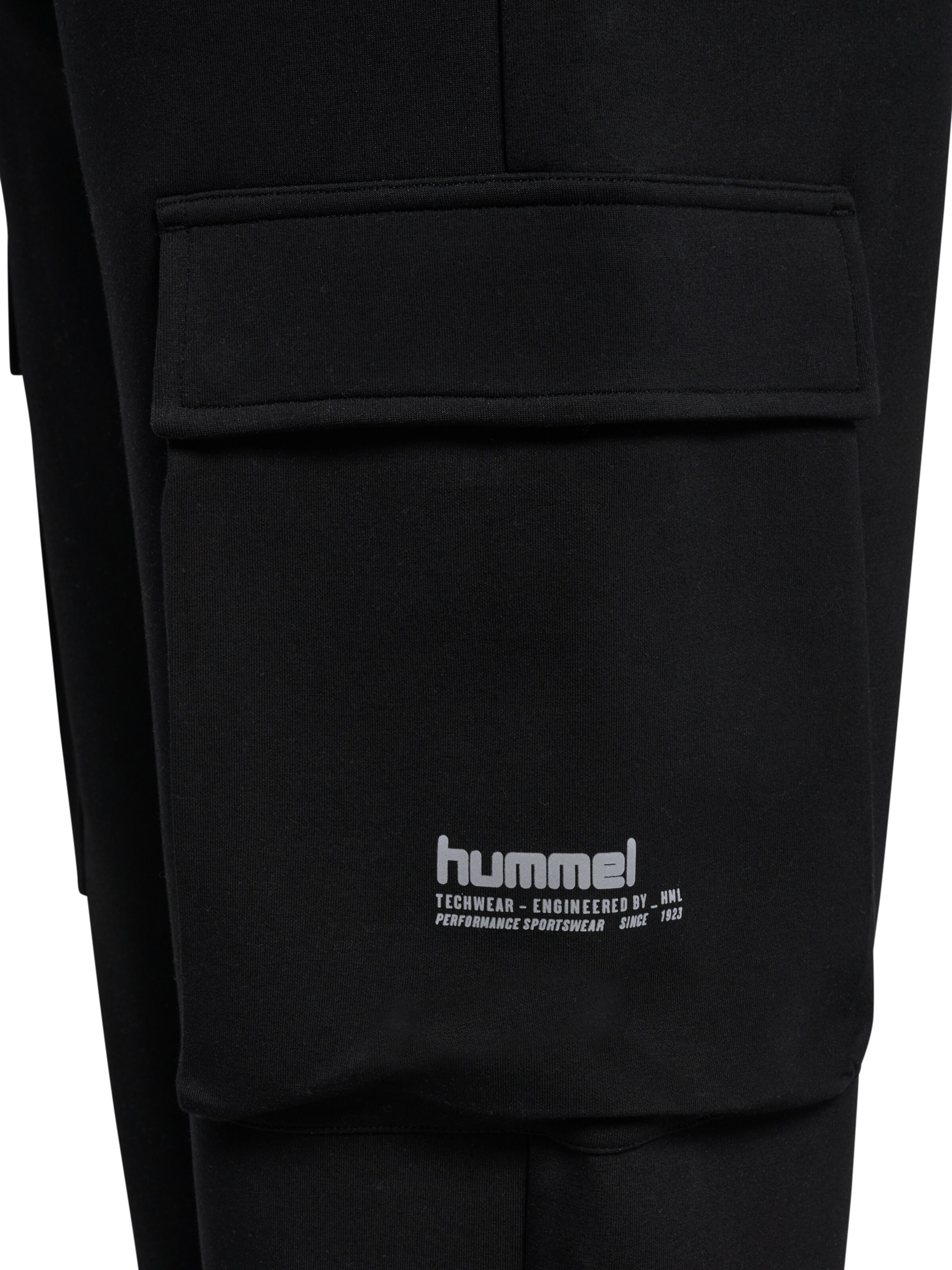 Hummel Tapered Cargohose in Schwarz