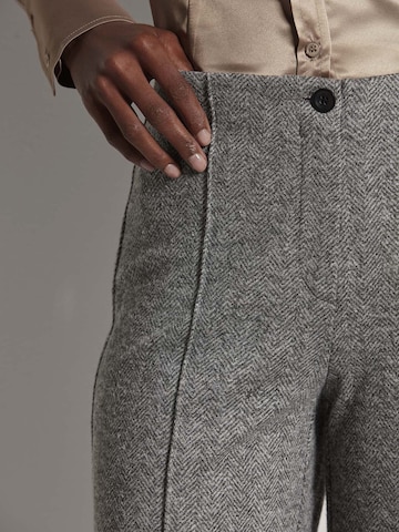 MADELEINE Loosefit Hose in Weiß