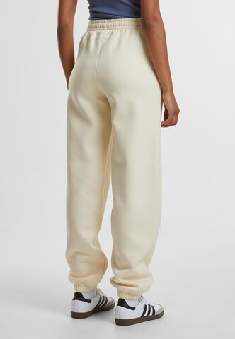 Tapered Pantaloni di Urban Classics in bianco