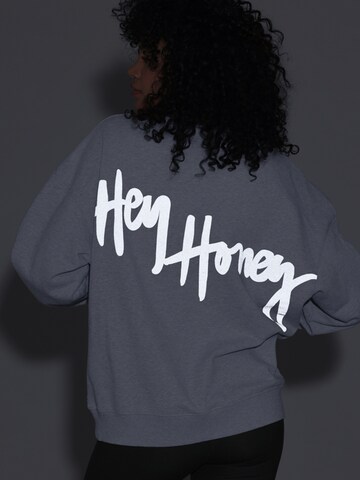 Hey Honey Sweatshirt 'Reflect'‌‌‌‌ in Grau