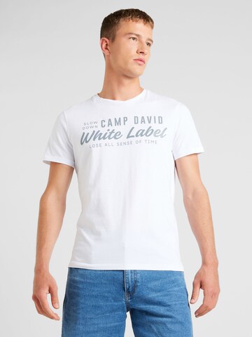 Tricou de la CAMP DAVID pe alb: față