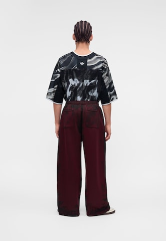 ADIDAS ORIGINALSWide Leg/ Široke nogavice Hlače 'Adilenium 6' - crvena boja: stražnji dio